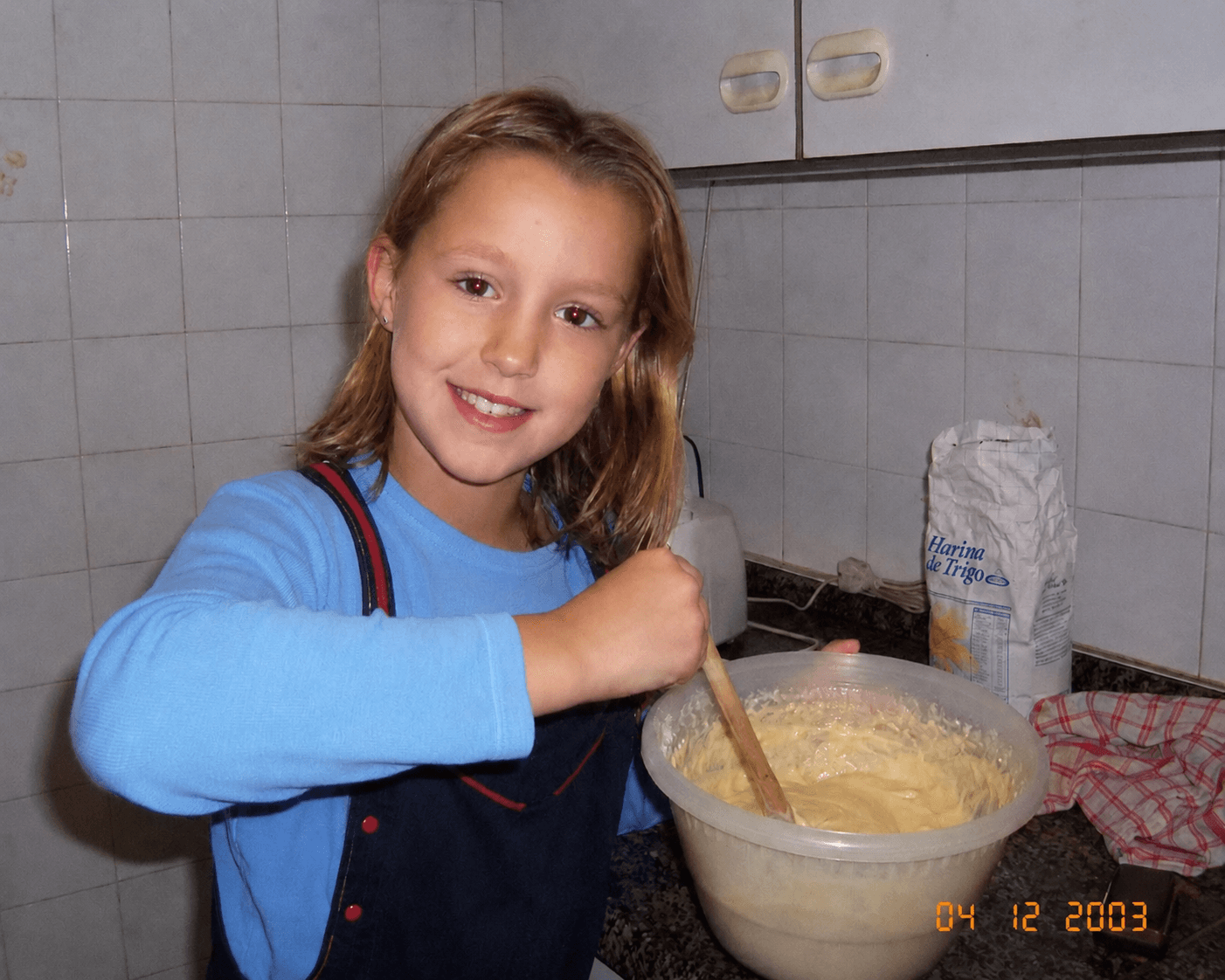 Proceso artesanal de decoracion de una tarta